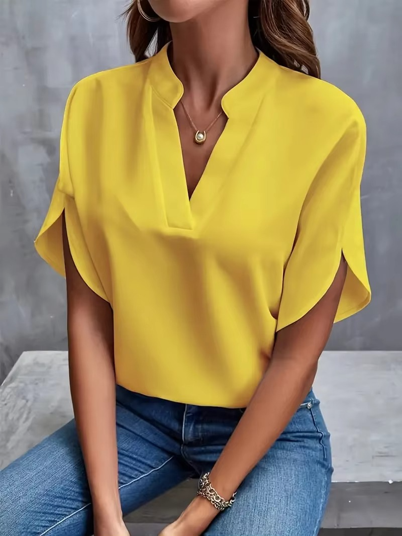 Mira™ | Malin – V-ringad topp i mjukt tyg och feminin ton