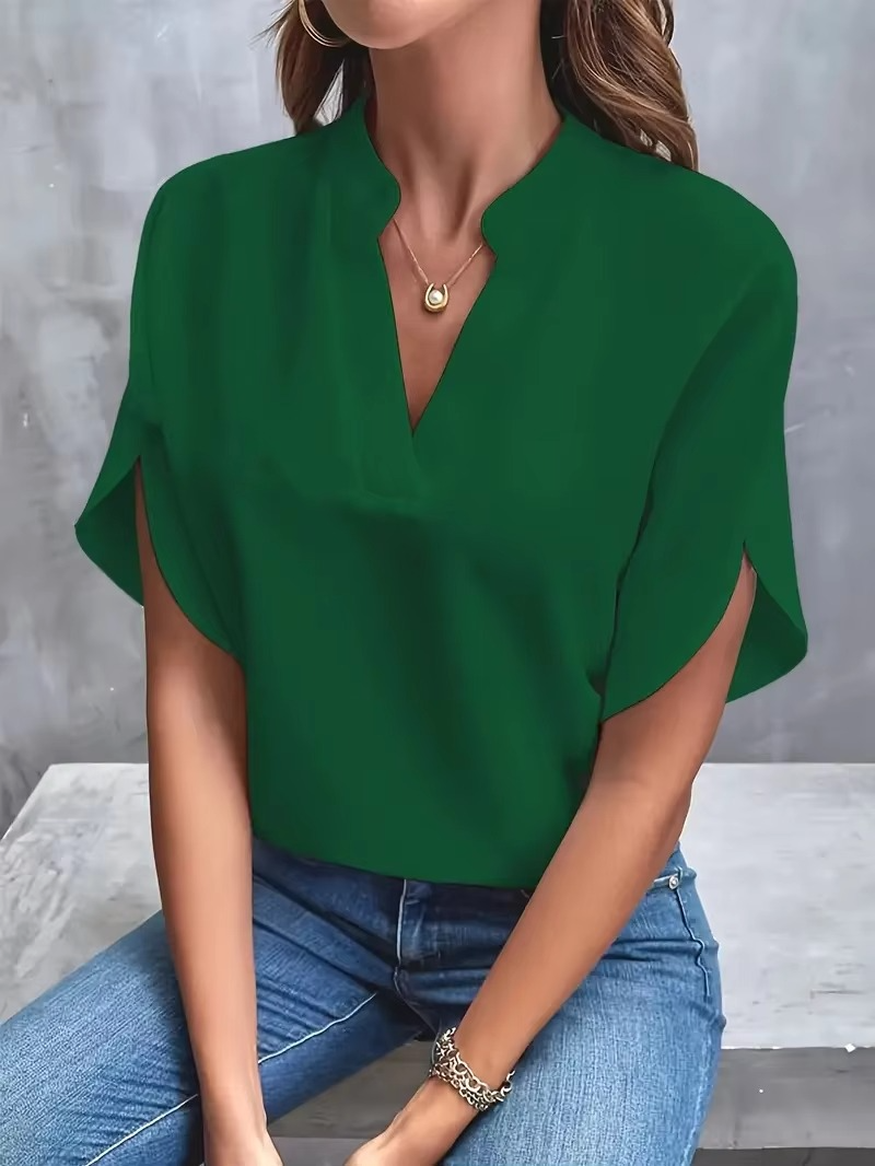 Mira™ | Malin – V-ringad topp i mjukt tyg och feminin ton
