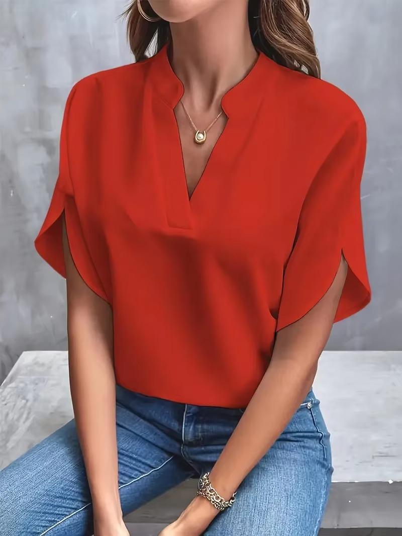 Mira™ | Malin – V-ringad topp i mjukt tyg och feminin ton