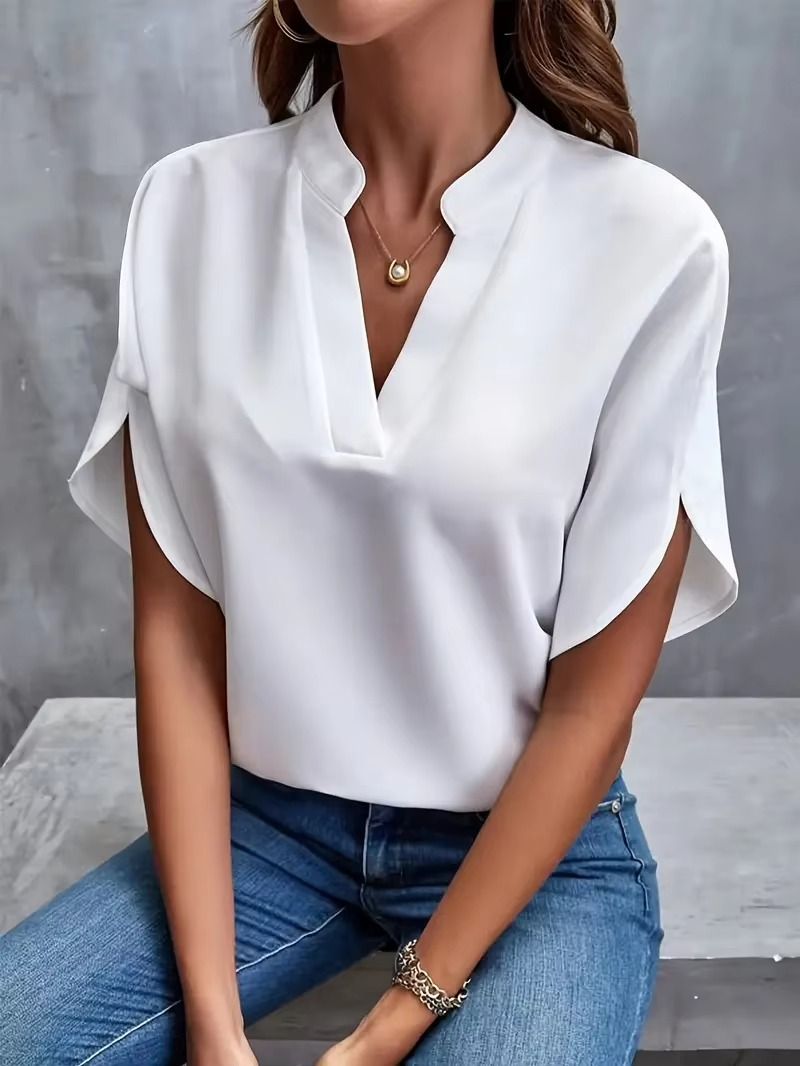 Mira™ | Malin – V-ringad topp i mjukt tyg och feminin ton