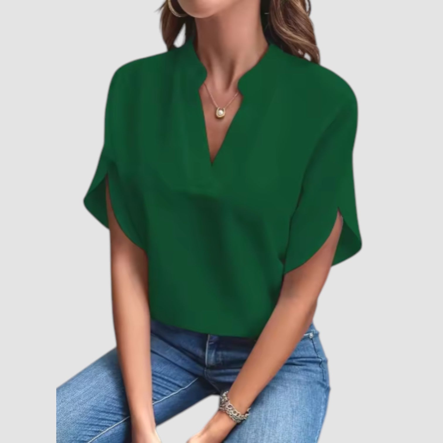 Mira™ | Malin – V-ringad topp i mjukt tyg och feminin ton