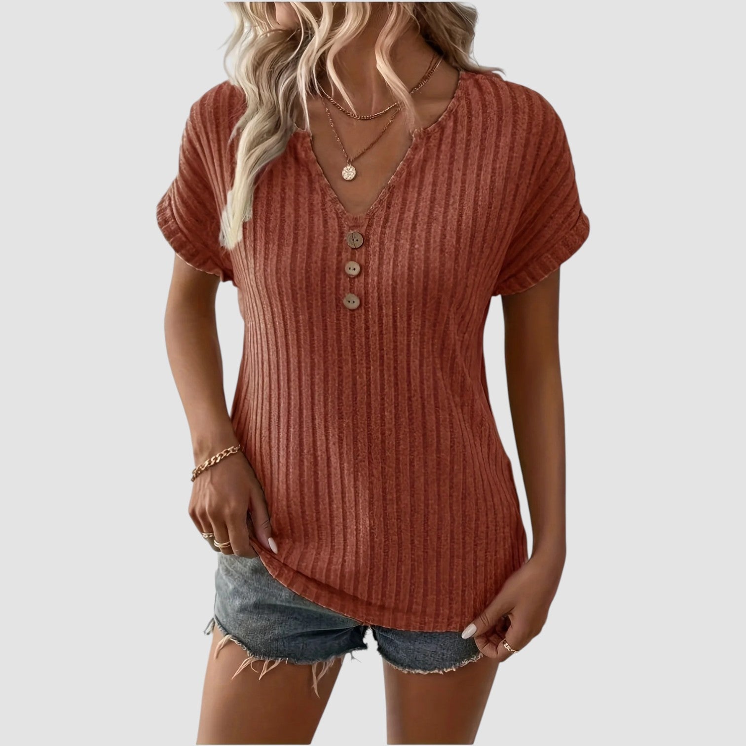 Mira™ | Svala – Ribbstickad topp med knappar