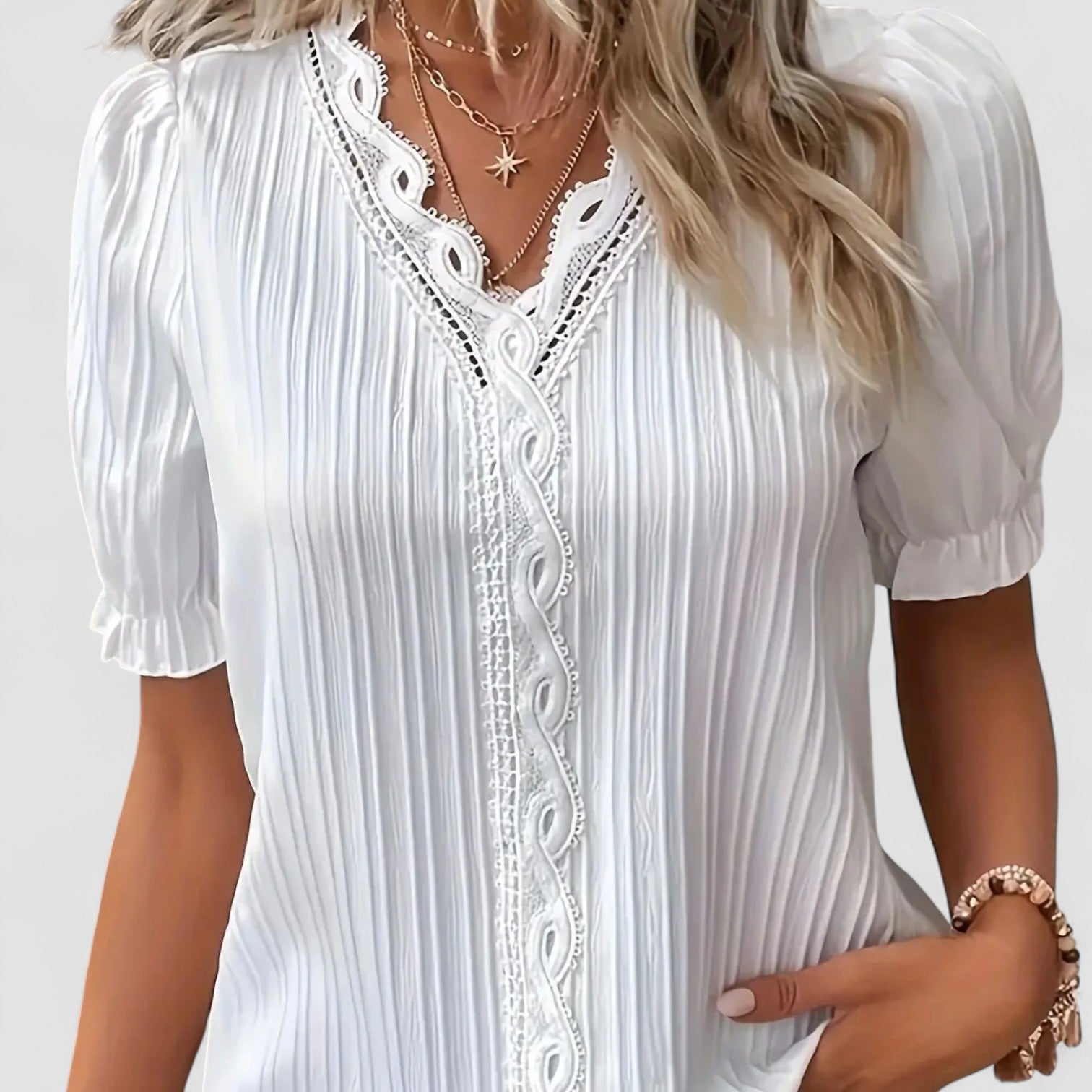 Mira™ | Elvira – Blus med spets och veckdetaljer